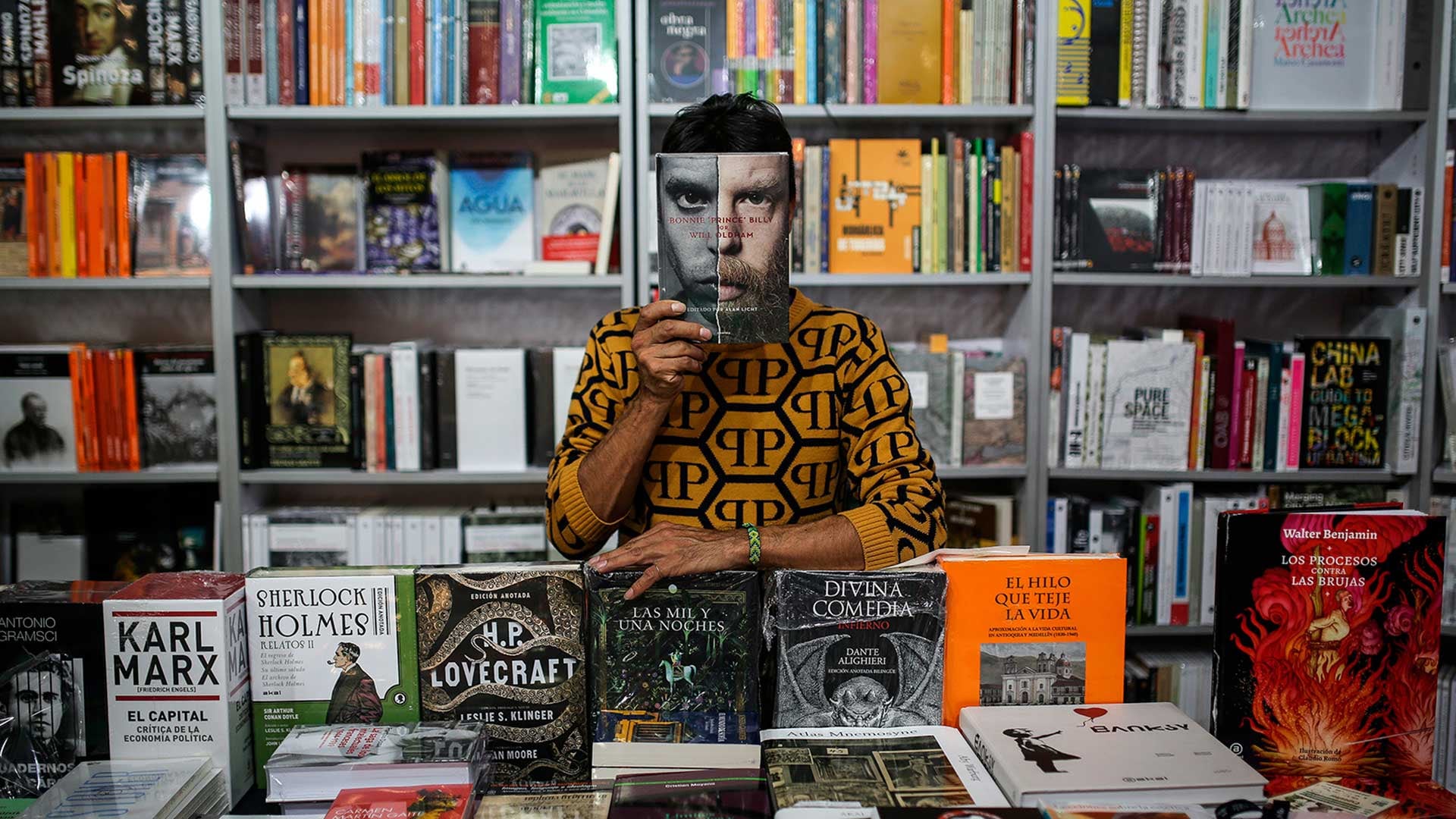 ¿Qué portadas nos representan?, ¿con qué letras nos sentimos identificados? Estas imágenes de Esteban Vega La-Rotta, en su paso por FILBo 2024, en el Día Internacional del Libro y el Día del Idioma, reflejan esa conexión tan única y personal de los lectores y lectoras con los libros que los mueven, tanto que, a veces, podrían ser sus rostros mismos.