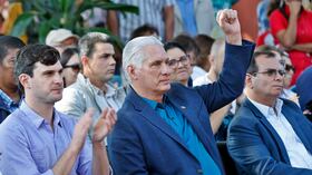 El presidente cubano, Miguel Díaz-Canel, y David Adler, coordinador general de la "Nuestra América", asisten a un evento en el Instituto Cubano de la Amistad con los Pueblos (ICAP), en La Habana, Cuba.