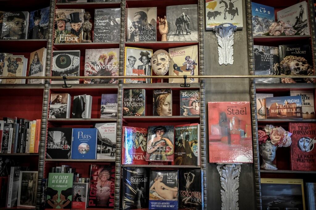 Una librería en París, una de tantas que se debate entre la vida la muerte, entre cierres y aperturas.