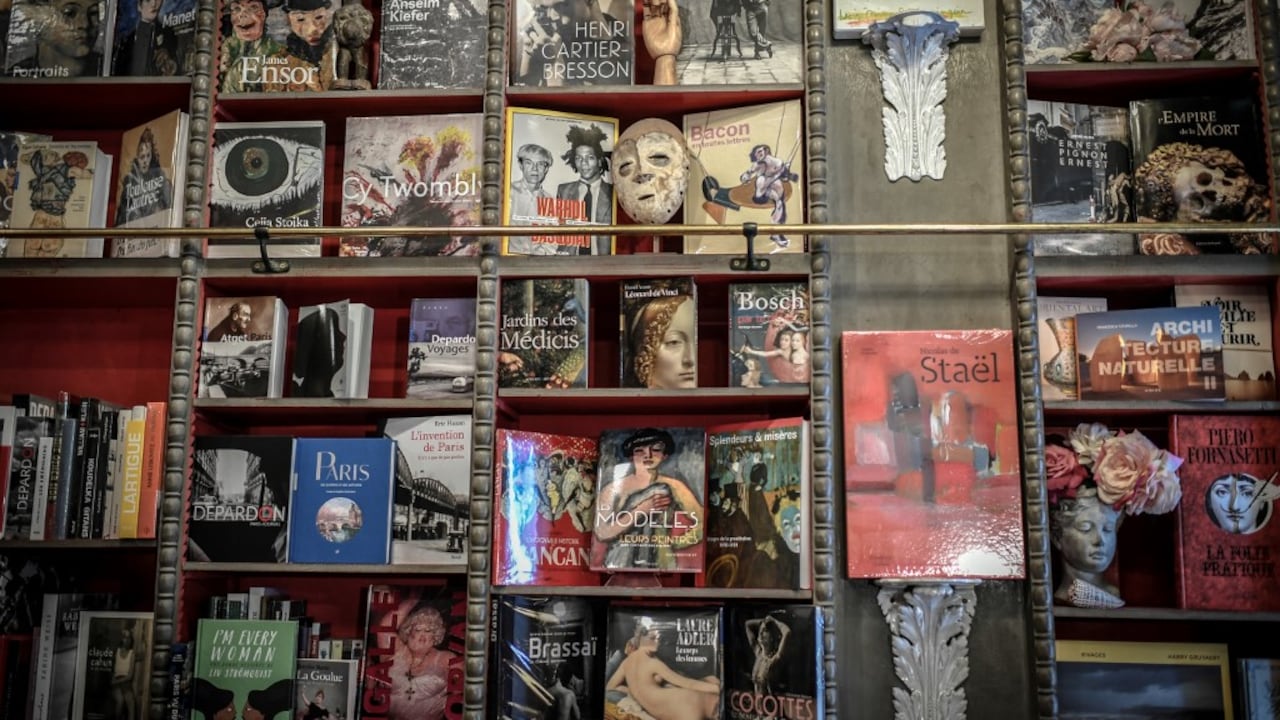 Una librería en París, una de tantas que se debate entre la vida la muerte, entre cierres y aperturas.