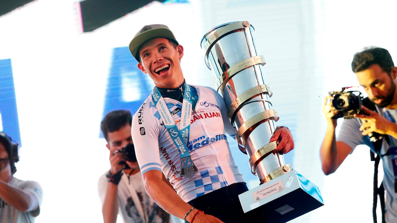 Miguel Ángel López, con el trofeo de campeón.