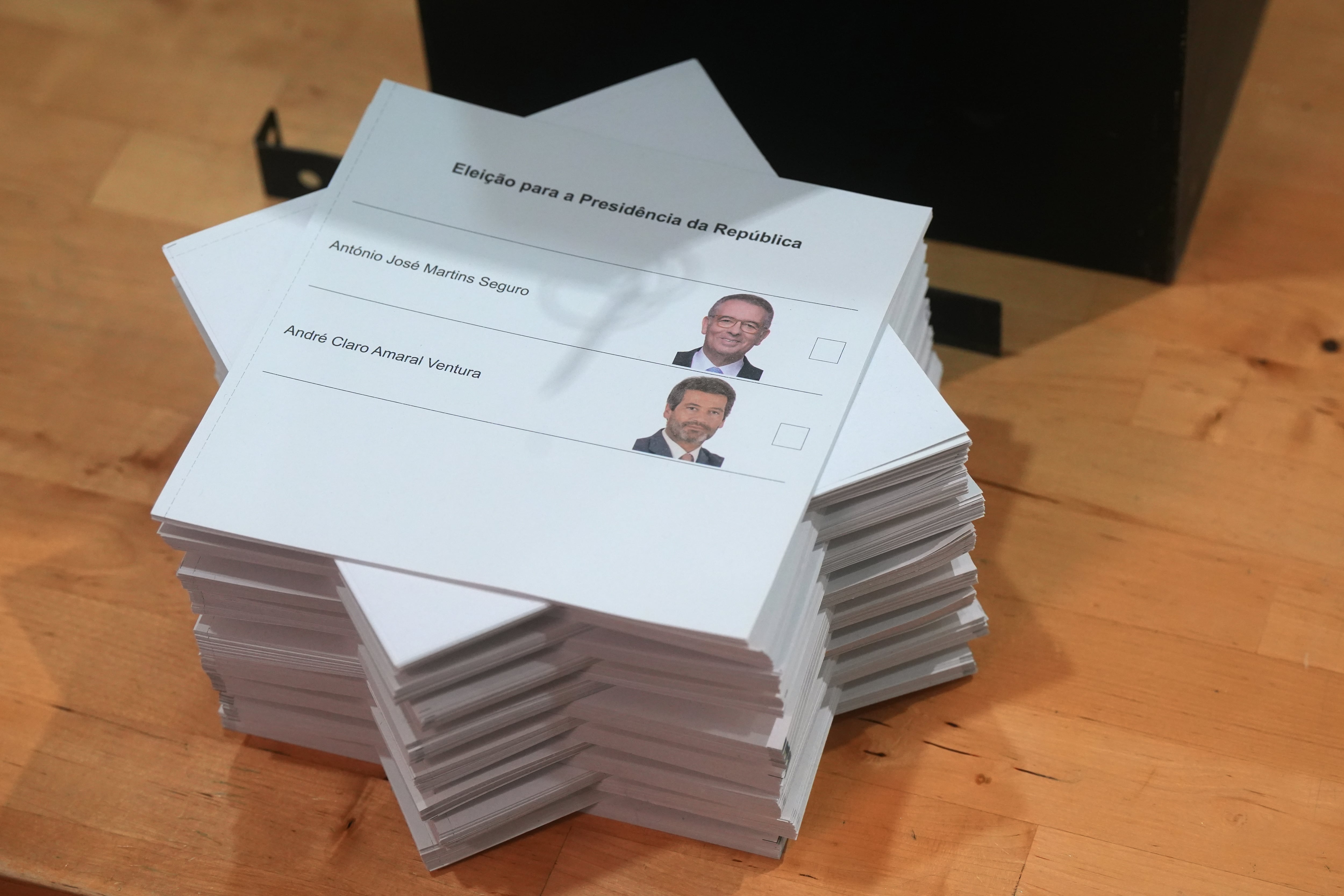 Papeletas electorales en un colegio electoral durante las elecciones presidenciales en Lisboa.