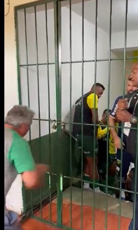 Jugadores de Ypiranga se quedaron encerrados con candado en un juego ante Gremio de Brasil