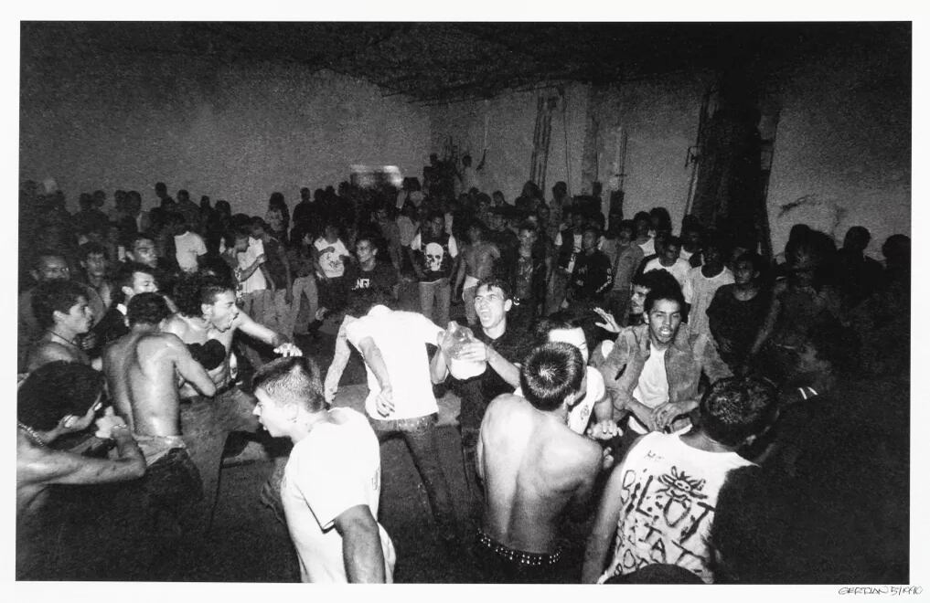 Digna Rabia, la nueva exposición que inaugura el 26 de marzo en el Museo de Arte Miguel Urrutia – MAMU del Banco de la República, propone una lectura de esta emoción a partir de las imágenes, entendiéndola como una potencia creadora.