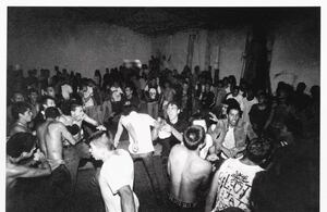 Digna Rabia, la nueva exposición que inaugura el 26 de marzo en el Museo de Arte Miguel Urrutia – MAMU del Banco de la República, propone una lectura de esta emoción a partir de las imágenes, entendiéndola como una potencia creadora.