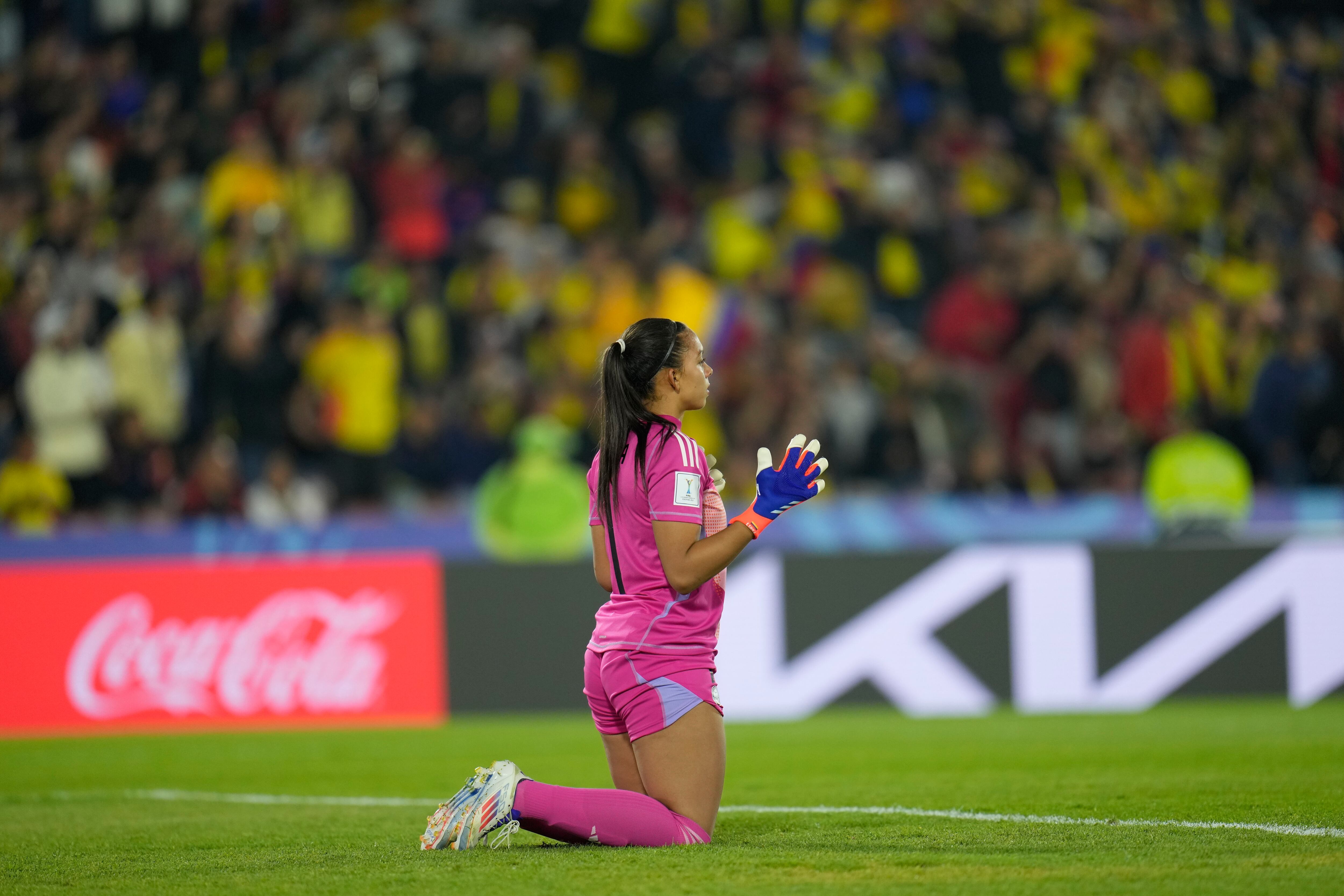 Colombia's goalkeeper Luisa Agudelo prays before a U-20 Women's World Cup soccer match against Cameroon in Bogota, Colombia, Tuesday, Sept. 3, 2024. (AP Photo/Fernando Vergara)
