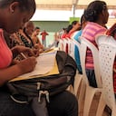 Una mujer llena una solicitud de empleo durante una jornada organizada por comfenalco y el SENA
. Foto Bernardo Peña / El País.