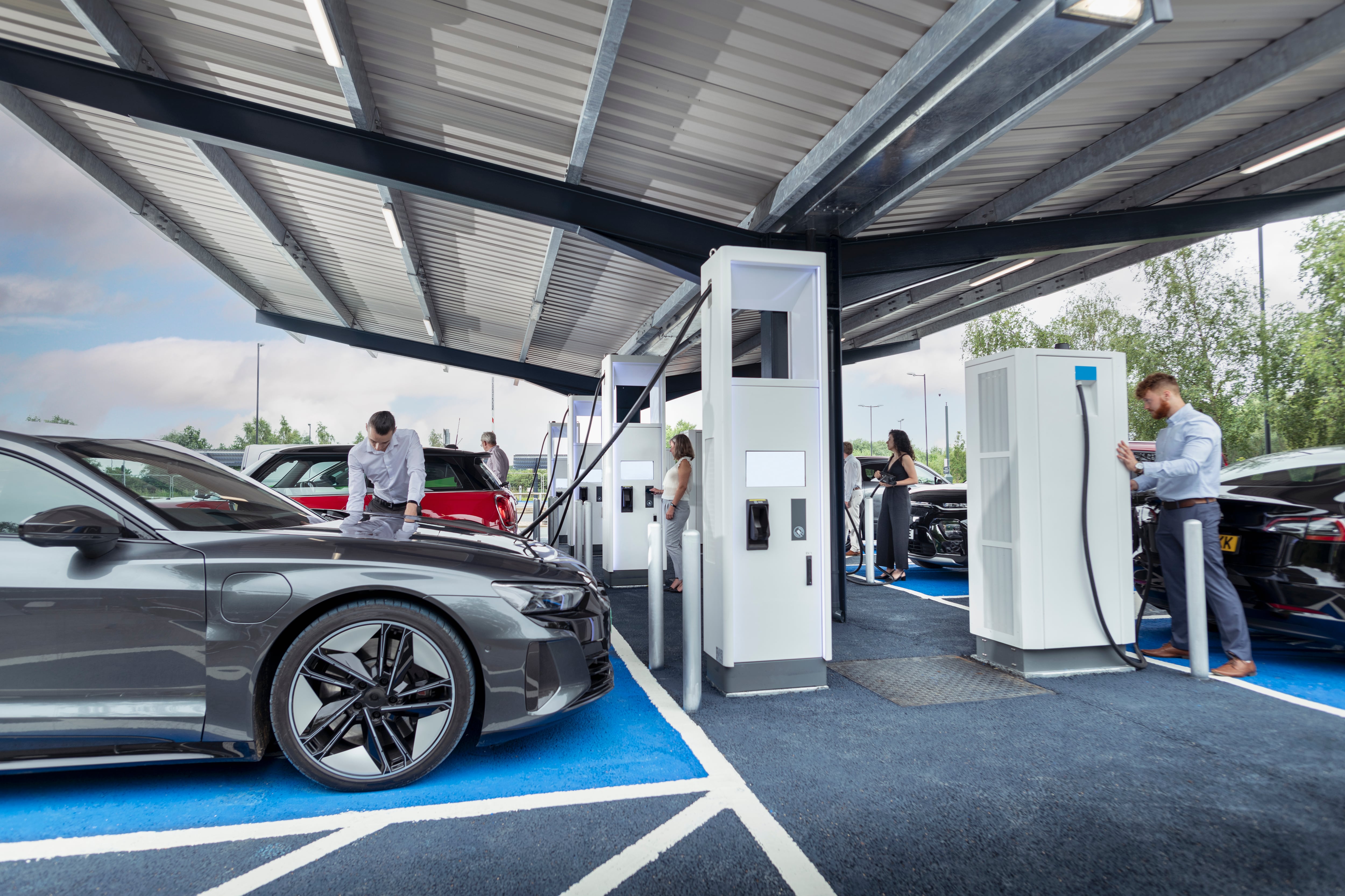 Nueva guía del Gobierno fortalece la electromovilidad y la gestión de puntos de carga en el país.