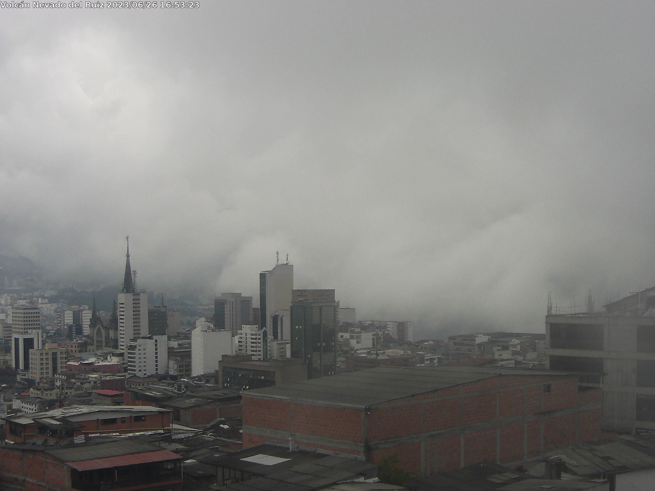 volcan Nevado del Ruiz este 26 de junio, desde Manizales, Caldas