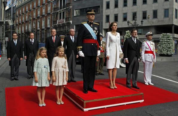 Felipe  VI escucha el himno nacional junto a su esposa la Reina de España Letizia. (AP)