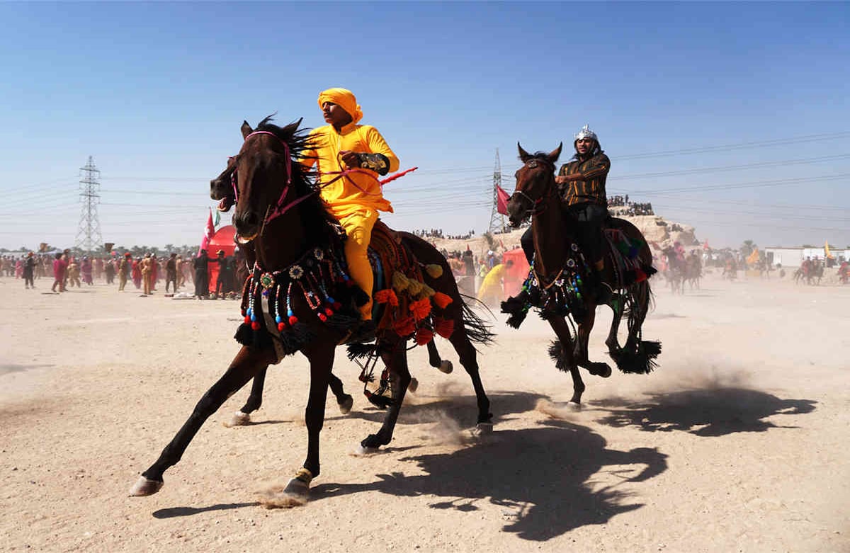Chiítas iraquíes disfrazados recrean los eventos de Ashura en la ciudad central de Najaf durante la procesión de luto en el décimo día de Muharram, que marca el día de Ashura, el 10 de septiembre de 2019. El día de Ashura es conmemorado por los chiítas musulmanes en todo el mundo y marca el clímax de los rituales de duelo en el mes islámico de Muharram por el asesinato del imán Hussein, nieto del profeta Mahoma, en el siglo VII, durante la Batalla de Karbala en el año 680 DC. (Foto por Haidar HAMDANI / AFP)