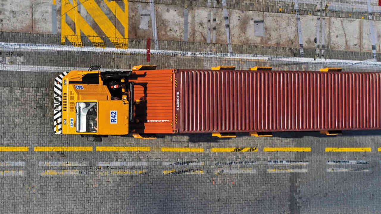Un camión en operación en el Puerto de Cartagena.