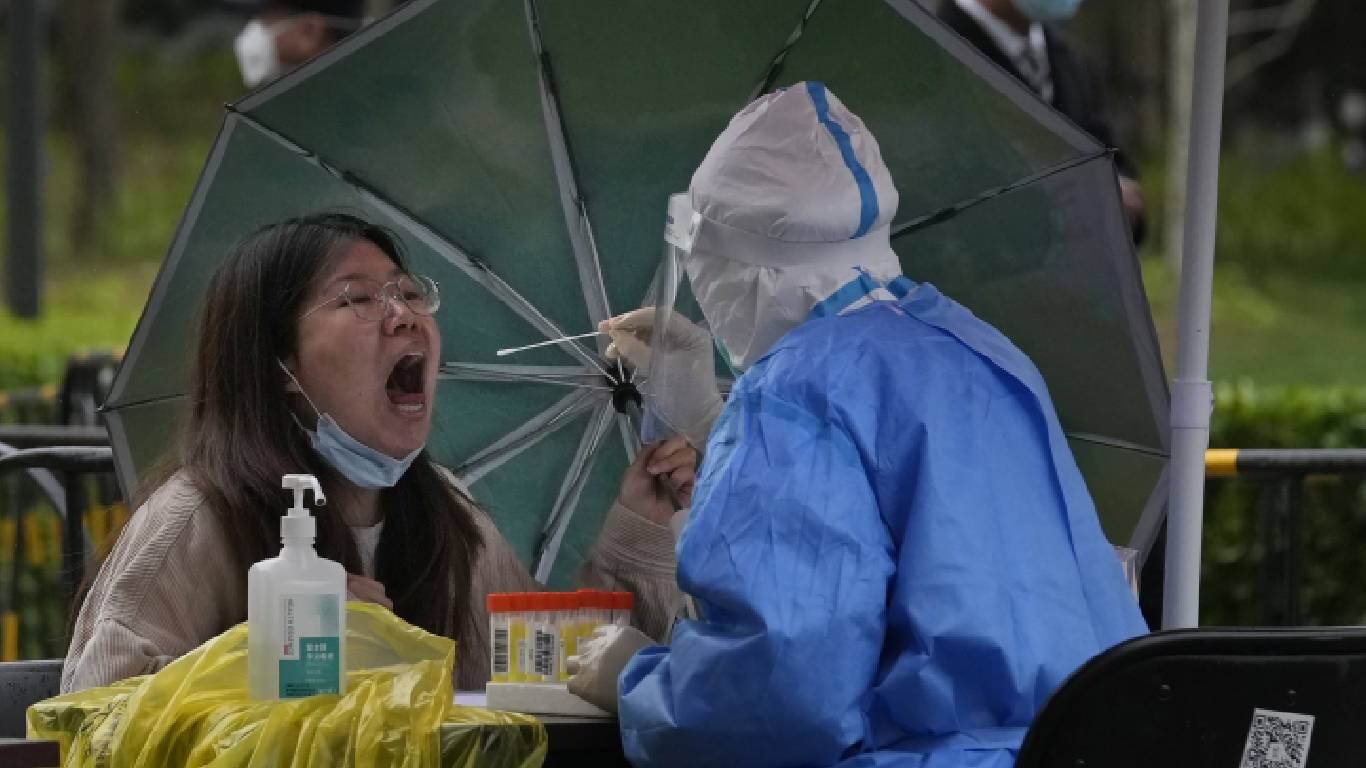 Autoridades de China trabajan para aplicar la política de "cero covid" en el país. Foto: AP/ Ng Han Guan.