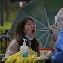 Autoridades de China trabajan para aplicar la política de "cero covid" en el país. Foto: AP/ Ng Han Guan.