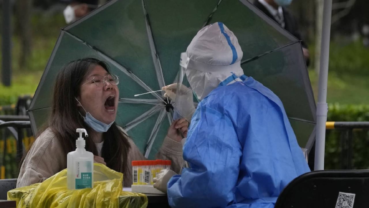 Autoridades de China trabajan para aplicar la política de "cero covid" en el país. Foto: AP/ Ng Han Guan.
