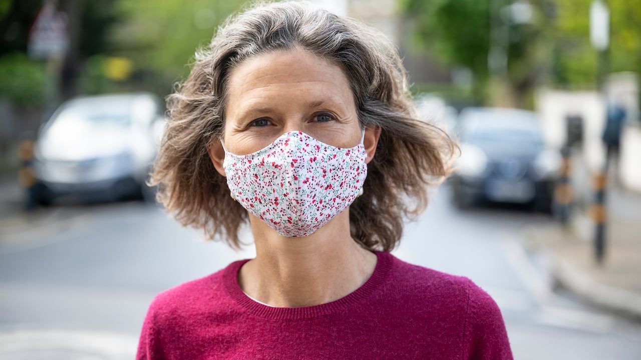 Hembra caucásica madura vistiendo una mascarilla casera durante el brote pandémico de Covid-19