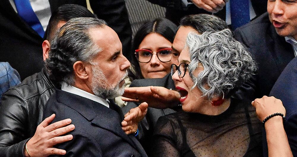 La senadora María José Pizarro tuvo que alejar a Armando Benedetti del secretario del Senado, Diego González, a quien le reclamó por el resultado de la votación.