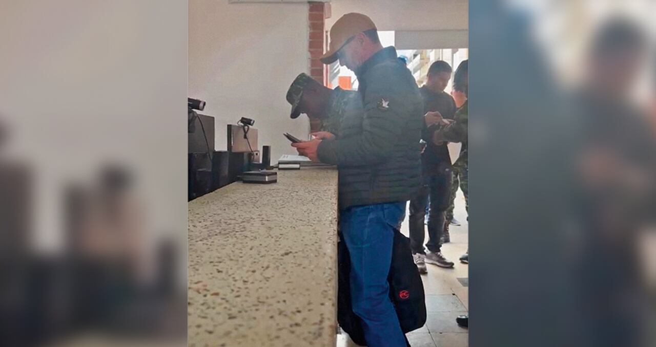 SEMANA tuvo acceso a las pruebas de los seguimientos ilegales contra el profesor de inglés. Hay fotografías de sus movimientos.