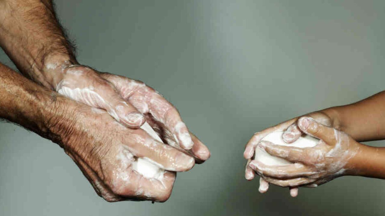 "El acceso al suministro de agua y a una higiene mínima son fundamentales para prevenir infecciones en todos los contextos", dice la OMS