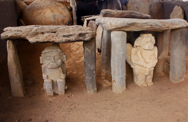 En el municipio de Isnos, a 30 kilómetros de San Agustín, se encuentran el Alto de los Ídolos y el Alto de las Piedras, donde también se pueden apreciar varios monolitos. 
