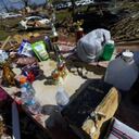 Una Biblia, trofeos y otras pertenencias rescatadas de los escombros de una casa destruida dos días antes por un tornado se ven el domingo 26 de marzo de 2023 en Rolling Fork, Misisipi.