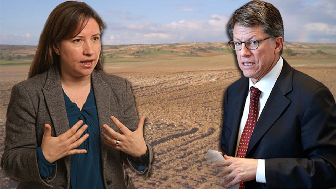 Paula Gaviria, directora de la Unidad de Víctimas, y José Miguel Vivanco, director de HRW para las Américas.