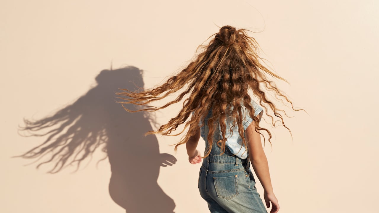 El cabello se puede quebrantar si no se cuida. Foto: Getty Images.