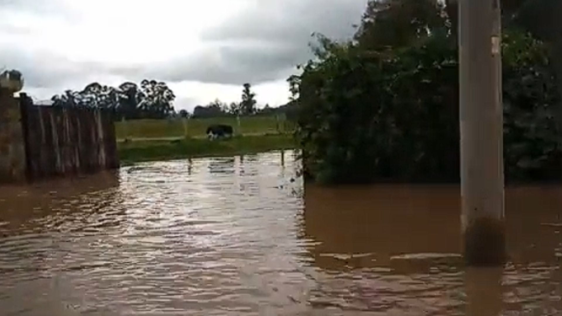 Inundaciones en Cajicá tras fuertes lluvias que provocaron desbordamientos y afectaciones en vías y viviendas del municipio.