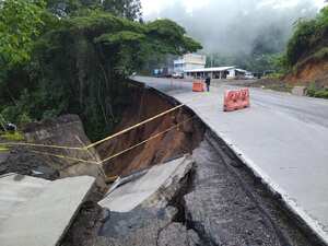 Se presenta además deslizamiento de tierra lo cual afectó varias viviendas del lugar y la malla asfáltica presenta también agrietamiento
