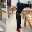 El hombre tomó los celulares y salió tranquilamente por la puerta principal