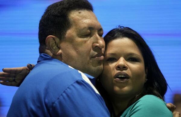 Chávez abraza a su hija Rosa Virginia durante un evento de campaña en Coro, estado Falcón.