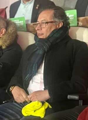 Gustavo Petro con la camiseta de la selección Colombia en sus manos.