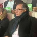 Gustavo Petro con la camiseta de la selección Colombia en sus manos.