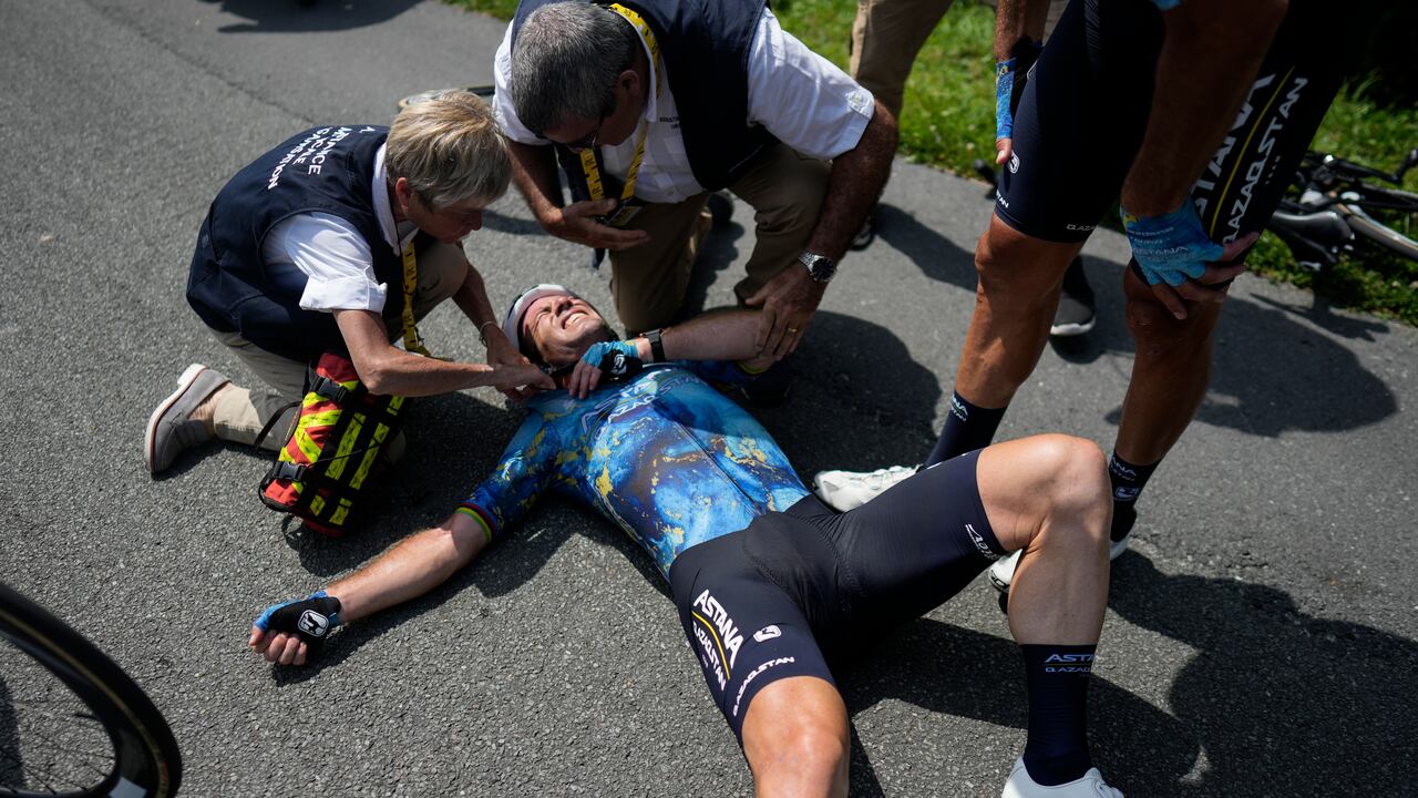El británico Mark Cavendish recibe asistencia médica después de chocar durante la octava etapa de la carrera ciclista del Tour de Francia de más de 201 kilómetros (125 millas) con inicio en Libourne y final en Limoges, Francia, el sábado 8 de julio de 2023. (Foto AP/Thibault Camus )