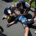 El británico Mark Cavendish recibe asistencia médica después de chocar durante la octava etapa de la carrera ciclista del Tour de Francia de más de 201 kilómetros (125 millas) con inicio en Libourne y final en Limoges, Francia, el sábado 8 de julio de 2023. (Foto AP/Thibault Camus )