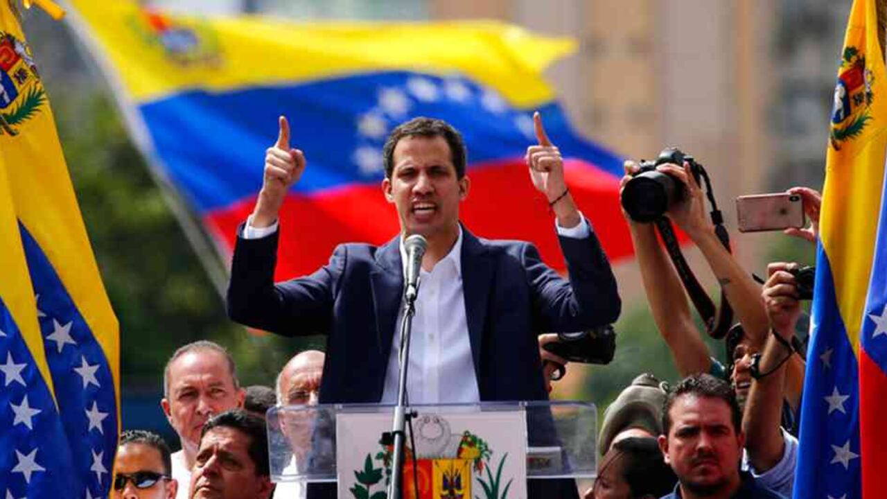 Juan Guaidó se autoproclama presidente de Venezuela. Foto: AFP.