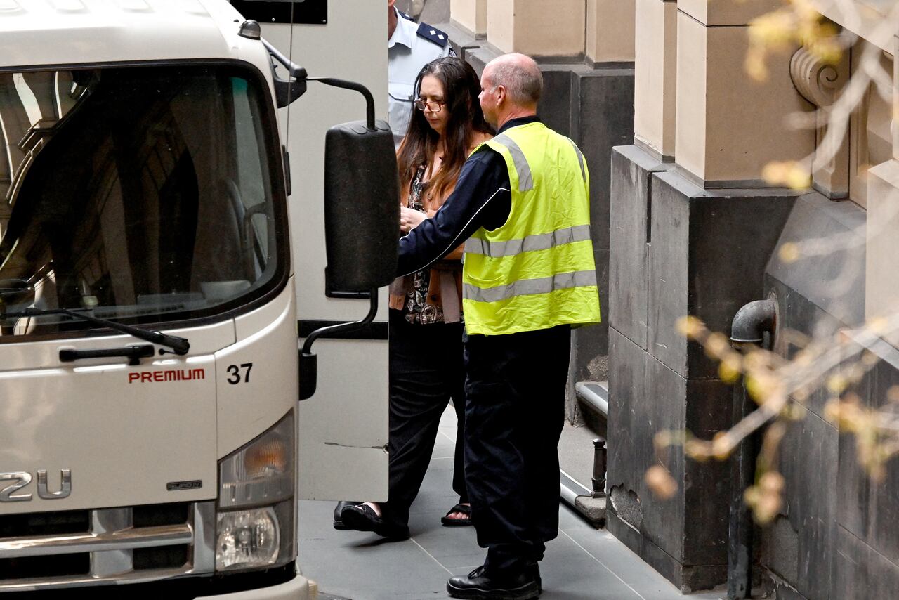 La asesina convicta Erin Patterson (izq.) sale del Tribunal Supremo de Victoria en Melbourne el 8 de septiembre de 2025. Un juez australiano la condenó el 8 de septiembre a cadena perpetua con libertad condicional tras 33 años de prisión por matar a tres personas con hongos tóxicos, culminando un juicio que desató un revuelo mediático mundial.