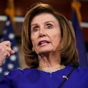 ARCHIVO - La presidenta de la cámara de Representantes, Nancy Pelosi, habla en su conferencia de prensa semanal en el Capitolio, Washington, 31 de marzo de 2022. Pelosi dio positivo para el COVID-19 y estuvo en contacto con el presidente Joe Biden, se informó el jueves 7 de abril de 2022. (AP Foto/Mariam Zuhaib, File)