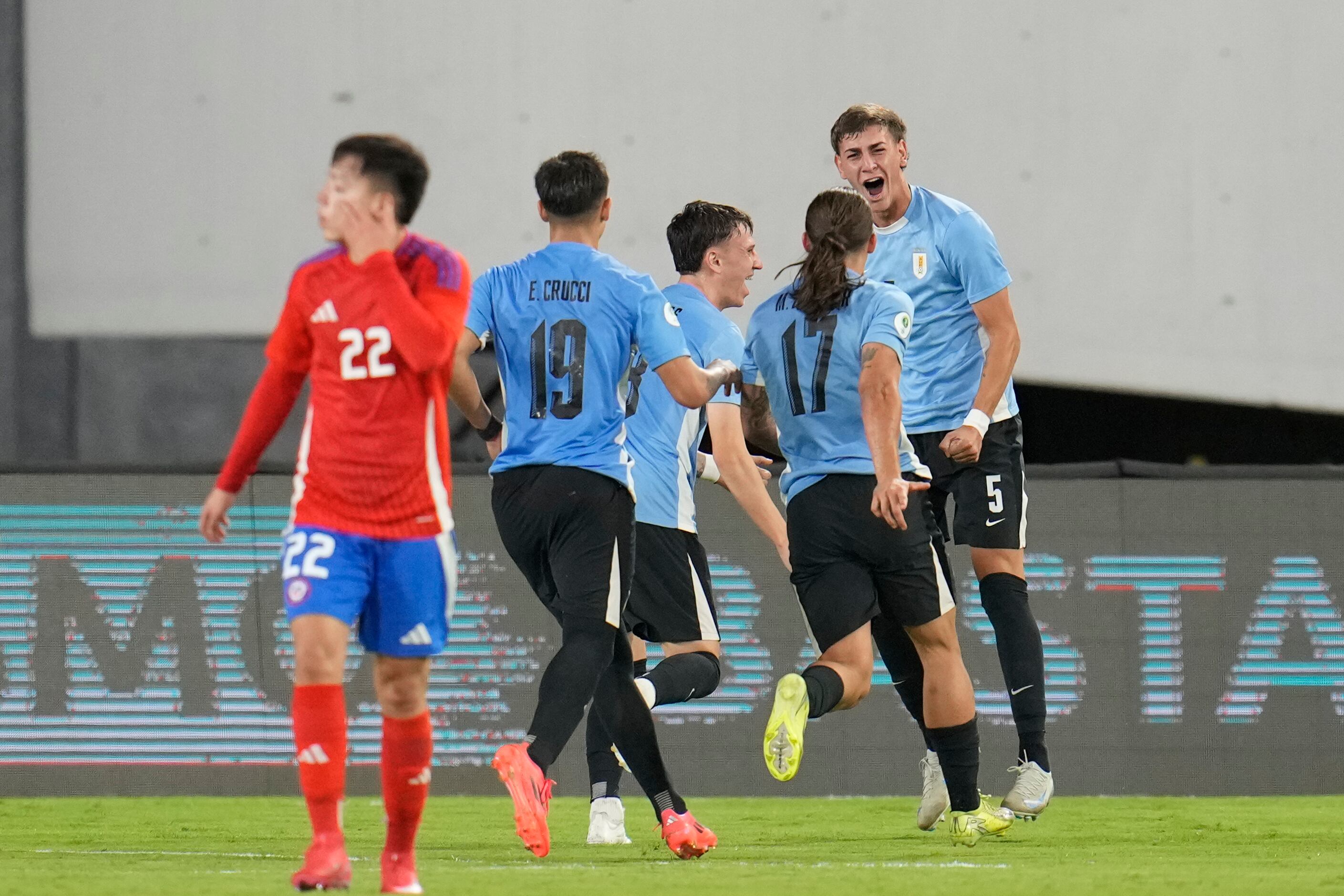 Uruguay pegó primero, ante Chile, en Venezuela.