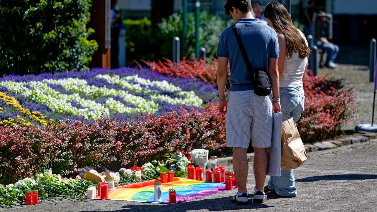 La gente deposita flores cerca del lugar de un ataque con cuchillo en el centro de la ciudad de Solingen, Alemania, el sábado 24 de agosto de 2024, después de que tres personas murieran y al menos ocho resultaran heridas el viernes por la noche en el festival. (Henning Kaiser/dpa vía AP)