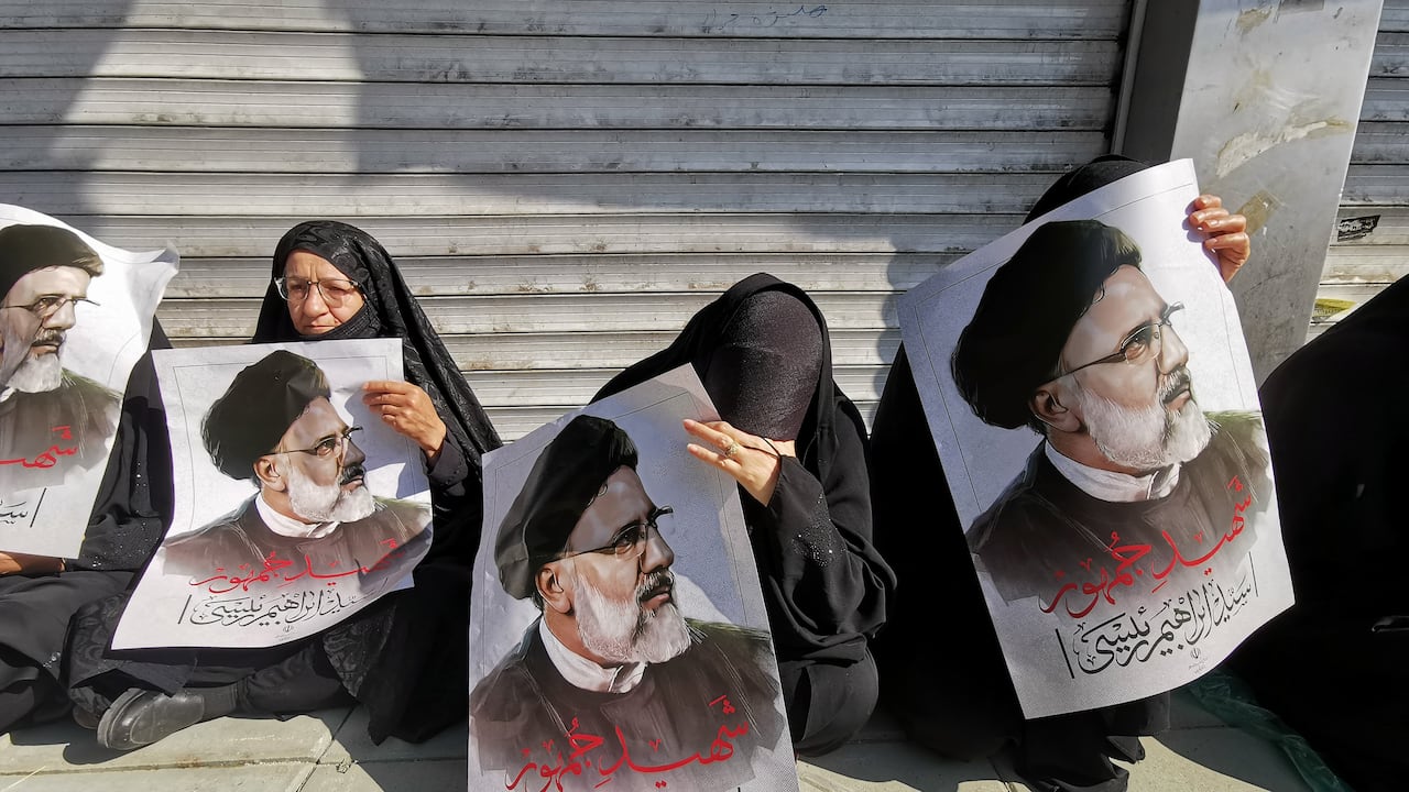 También estaba Ismail Haniyeh, líder de Hamás, un grupo al que Irán ha armado y respaldado durante la guerra entre Israel y Hamás que continúa en la Franja de Gaza. Antes del funeral, un maestro de ceremonias lideró a la multitud para corear "¡Muerte a Israel"!".