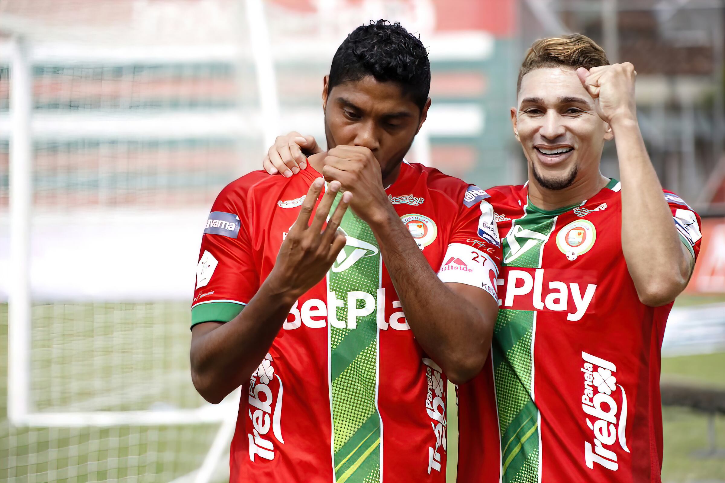 TULUA - COLOMBIA, 08-05-2022: Luis Carlos Ruiz del Cortuluá celebra después de anotar el primer gol de su equipo partido por la fecha 19 como parte de la Liga BetPlay DIMAYOR I 2022 entre Cortuluá y Atlético Junior jugado en el estadio Doce de Octubre de la ciudad de Tuluá. / Luis Carlos Ruiz of Cortulua celebrates after scoring the first goal of his team during a match for the date 19 as part of BetPlay DIMAYOR League I 2022 between Cortulua and Atletico Junior played at Doce de Octubre stadium in Tulua city. Photo: VizzorImage / Carlos Castrillon / Cont