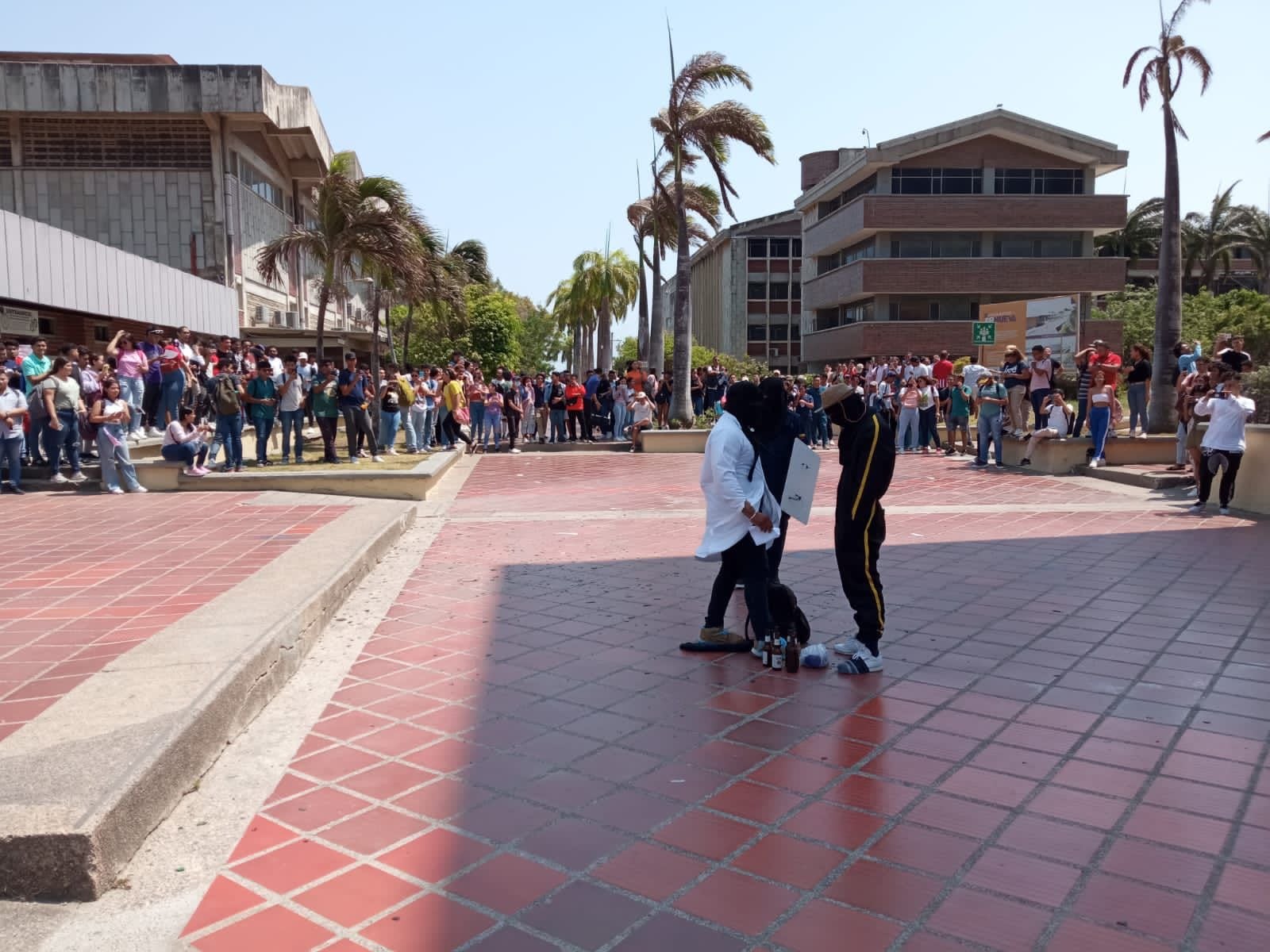 Estos sujetos que hacen parte del grupo de encapuchados que causaron temor en la universidad del Atlántico