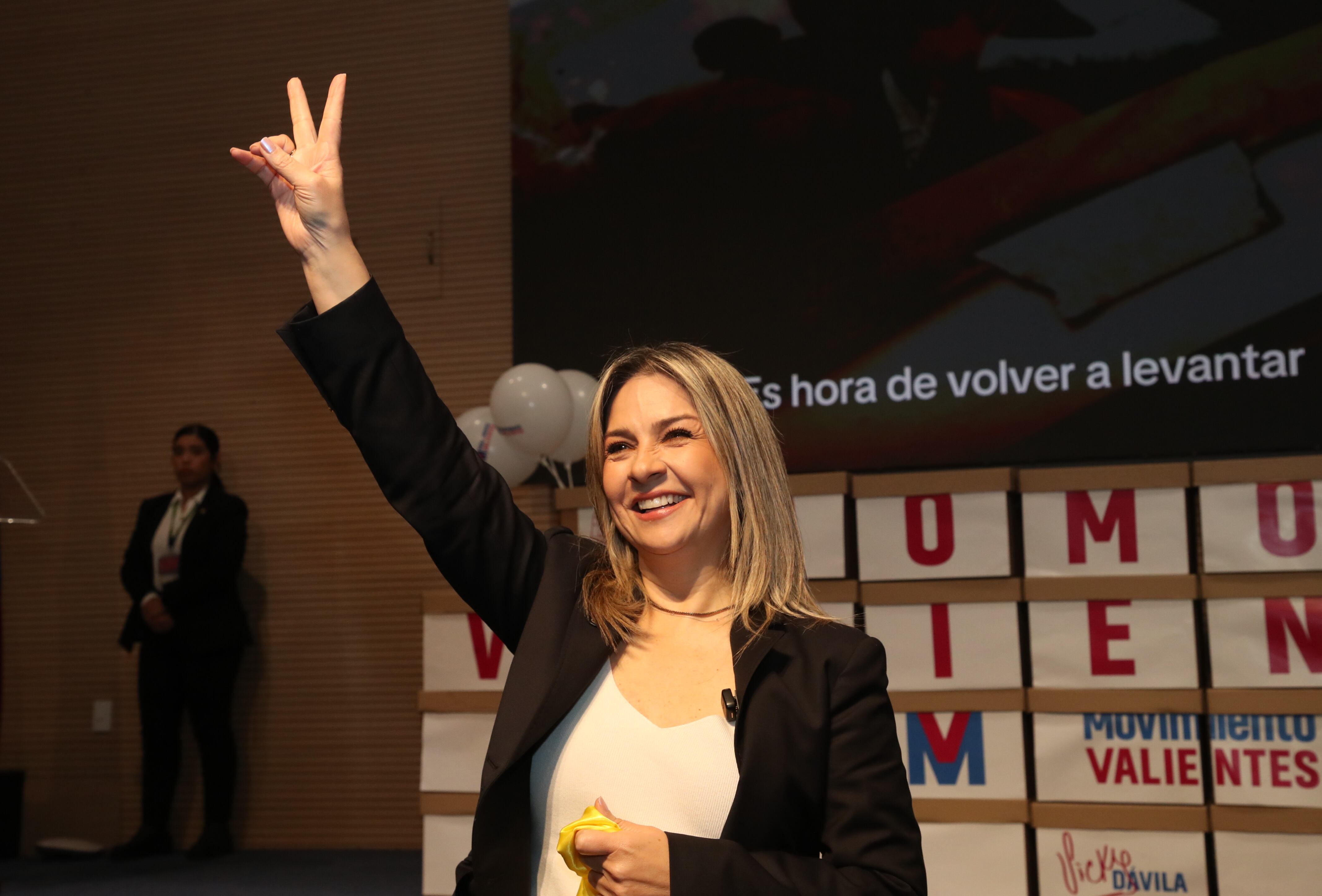 Rueda de prensa precandidata presidencial Vicky Dávila, en la entrega de firmas a la Registraduria.