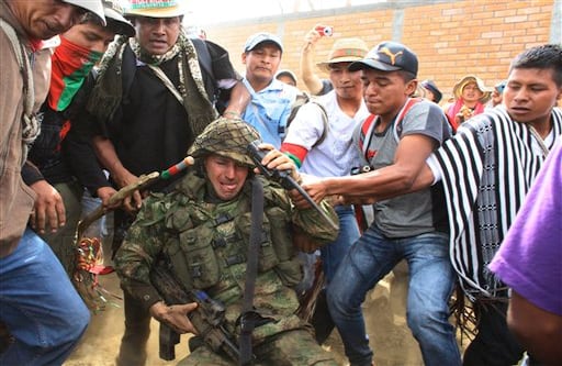 Guardia Indígena acorrala a uno de los militares que vigilan la trinchera ubicada en el cerro Berlín, también conocido como “Las Torres”, en Toribío, norte del Cauca.