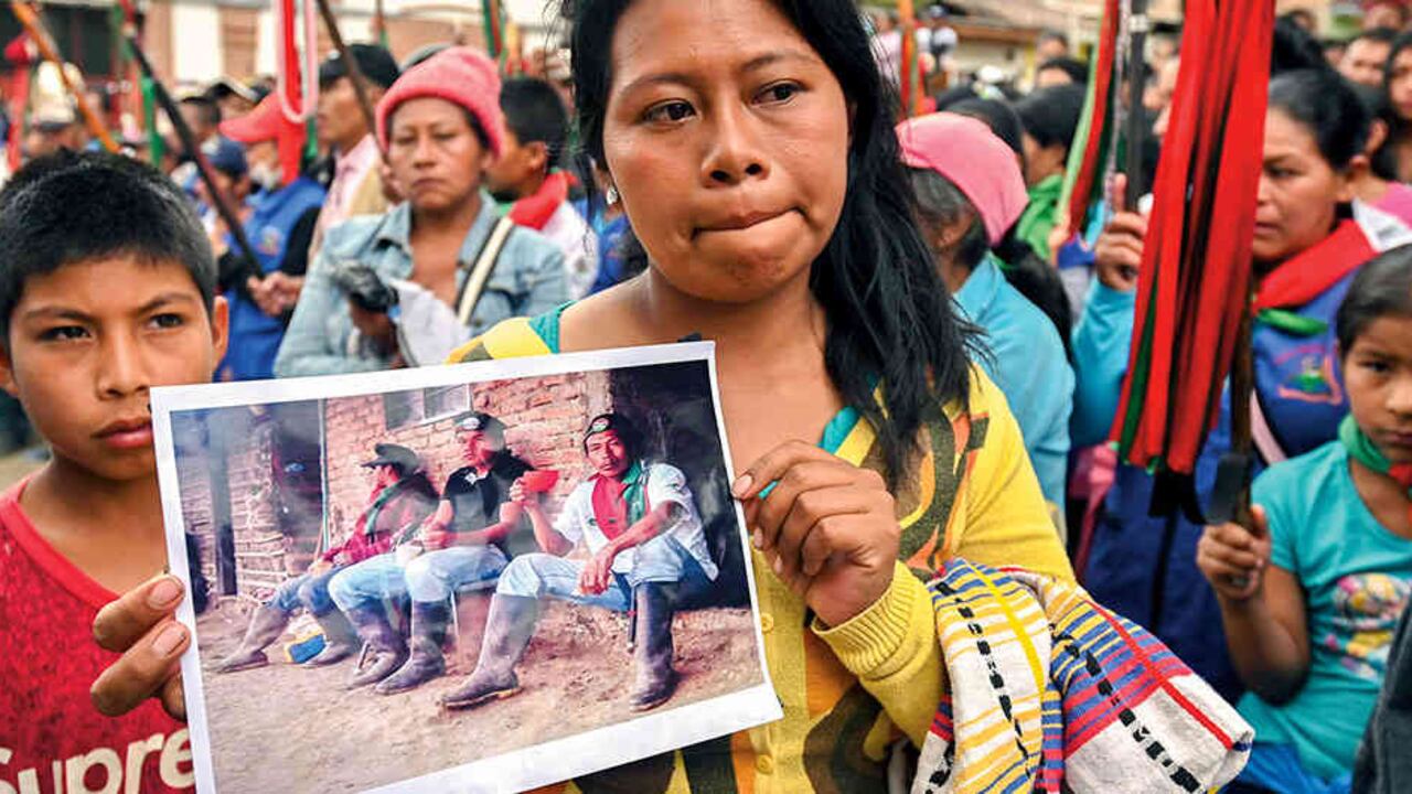 Una mujer nasa sostiene la foto de los miembros de la guardia indígena Kevin Mestizo y Eugenio Tenorio, asesinados a comienzos de mes en Toribío, norte del Cauca. Esta es la muestra del drama que las comunidades indígenas viven a lo largo y ancho del país.