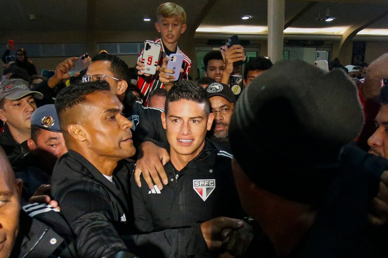 James Rodríguez  en su llegada a Sao Paulo.