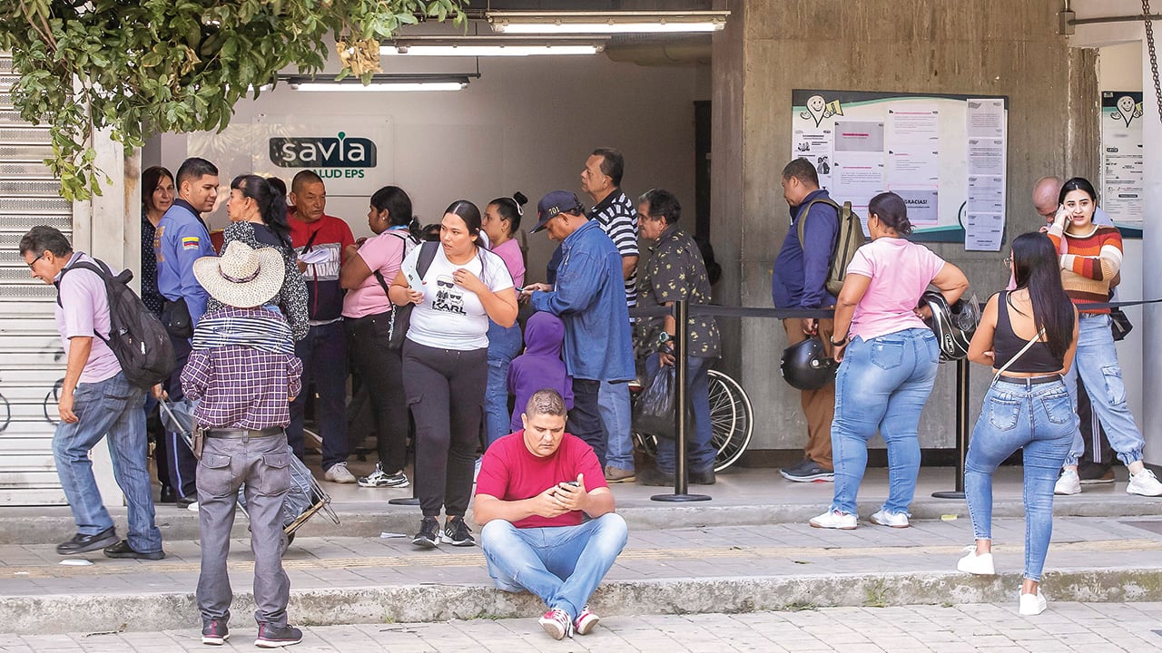 Las filas para la entrega de medicamentos, como esta en Savia Salud, en Medellín, se volvieron comunes en los últimos cuatro años.