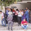 Las filas para la entrega de medicamentos, como esta en Savia Salud, en Medellín, se volvieron comunes en los últimos cuatro años.