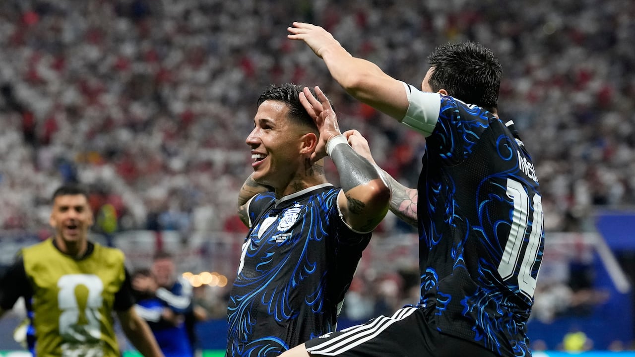 Enzo Fernández celebrando su gol ante Argentina.